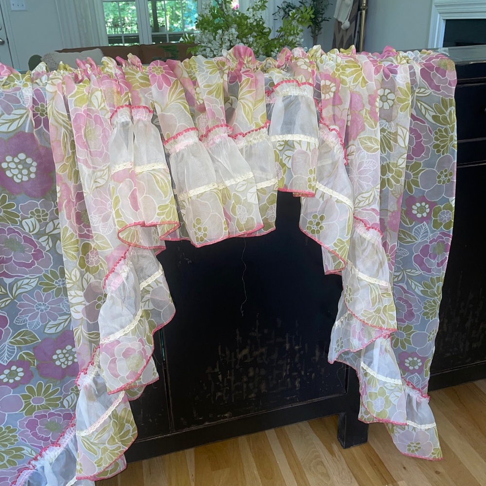 VINTAGE MID CENTURY SEMI SHEER  FLORAL VALANCE  41” L X 104” W X 16” L Middle